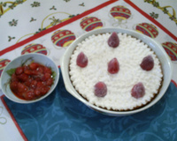 Sobremesa de ricota,com calda de morango.