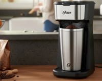 Quando uma xícara não é suficiente: cafeteira Oster prepara até 400 ml de café de uma vez por menos de R$ 200