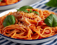 Espaguete com queijo, tomate e manjericão: uma combinação deliciosa e prática que vai salvar o seu jantar