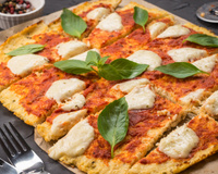Chega de pizza low carb mole: com essa receita a massa fica crocante e dá até para comer com as mãos!
