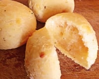 Pão de queijo com grana e amêndoas