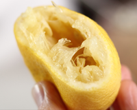 Como aproveitar o bagaço do limão e da laranja na limpeza da cozinha: economize com produtos caros