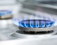 Mora sozinho e ainda não tem fogão? Essa opção bem mais barata pode ser a solução para você