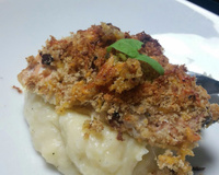 Salmão em crosta de ervas, sobre cama de legumes e bolacha de batata com bacon