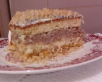 Pão de ló recheado com nozes e damasco