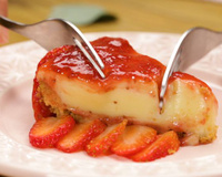 Torta de chocolate branco com calda de morango: receita deliciosa