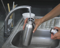 Garrafa térmica com gosto estranho? Descubra como acabar com esse problema!