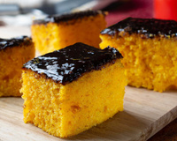 Bolo de cenoura SEM OVO: essa é a receita perfeita para quem implica com o ingrediente mas ama o doce