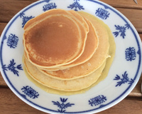 Panqueca americana com calda de chocolate