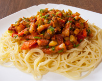 Macarronada ao molho de tomate, bacon e manjericão