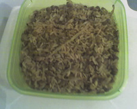 Arroz com lentilha e cebola dourada