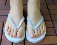 Não é o bicarbonato, muito menos o vinagre: um único ingrediente deixa meus chinelos brancos como nunca!