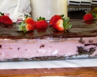 Bolo mousse de chocolate com morango