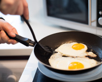 O truque simples para evitar que os ovos fritos grudem na espátula