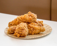 Frango igual do KFC só que saudável é na airfryer: ingrediente no empanado faz a diferença