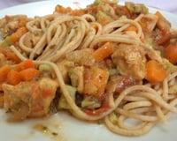 Macarrão integral ao molho de frango com legumes e biomassa de banana verde