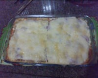 Lasanha com carne moída e molho branco