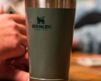 Stanley por menos de R$ 100? Copo térmico de 473 ml está com preço baixo na Amazon