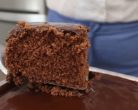 Bolo de chocolate sem farinha de trigo fica pronto em poucos minutos e tão fofinho que parece receita de confeitaria profissional