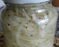 Cebola fatiada em conserva