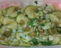Salada de abobrinha curtida