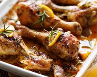 Coxas de frango com limão e alecrim, receita superfácil para um jantar rápido e delicioso
