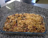 Farofa de banana com bacon em travessa com batata palha