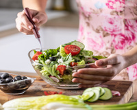 Salada no pote para a semana inteira: como montar para as folhas não murcharem e o tempero não azedar