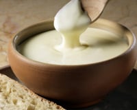 Nem cottage, nem feta: o queijo milenar que viralizou na França parece um creme, tem gosto amanteigado e um diferencial entre os outros queijos