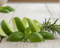 Desde que aprendi a ferver casca de limão, manjericão e alecrim minha casa nunca mais foi a mesma: perfeito para economizar sem abrir mão do bem-estar