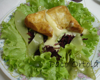 Queijo camembert com mix de folhas