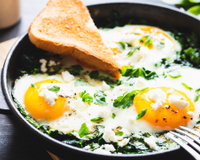 Esse virou meu jantar favorito quando estou com pressa: ovos com espinafre de uma frigideira só