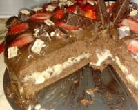 Pão de ló de chocolate com recheio e cobertura