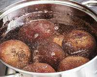 Qual a melhor maneira de cozinhar beterrabas para preservar seus nutrientes?