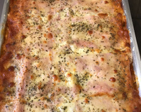 Lasanha com carne moída e molho branco