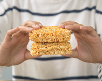 Macarrão cru absorveu a água do intestino: adolescente de 13 anos morre após comer macarrão instantâneo