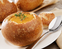 Sopa no pão é irresistível no frio: veja as dicas e receitas do TudoGostoso