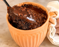 Bateu vontade de doce? O bolo de caneca de chocolate do TudoGostoso que vai salvar a sua tarde