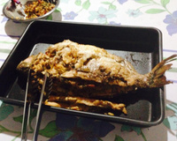 Pacu recheado com farofa de banana e couve