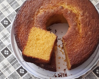 Bolo de fubá com suco de laranja