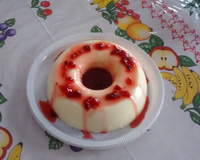 Manjar de coco com calda de morango