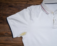 Nem alvejante, nem bicarbonato de sódio: como remover manchas de desodorante de camisas e camisetas