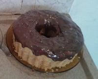 Bolo simples de coco com cobertura de chocolate (muito fácil)