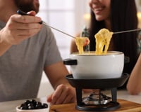 Kit Fondue com 11 peças está com o menor preço do ano para deixar qualquer inverno mais aconchegante