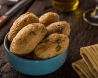 Bolinho de mandioca recheado de carne moída