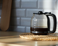 Ela faz o café sozinha! Veja opções de cafeteiras programáveis para acordar com o café prontinho
