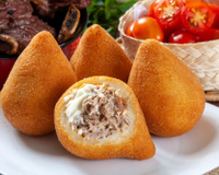 Coxinha com massa de batata e recheio de fraldinha: a melhor versão do salgado que já comi na vida e sempre faço como entrada na ceia de Natal
