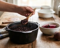 Você ainda cozinha o feijão com beterraba? Entenda por que esse costume brasileiro não é tão indicado por especialistas em nutrição