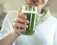 Sou especialista em cozinha prática e garanto: "Esse é o jeito mais fácil de fazer suco verde, é só bater e já sai geladinho"