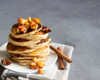 Panquecas de limão e ricota com maçãs caramelizadas para um café da manhã ou lanche especial em qualquer dia da semana
